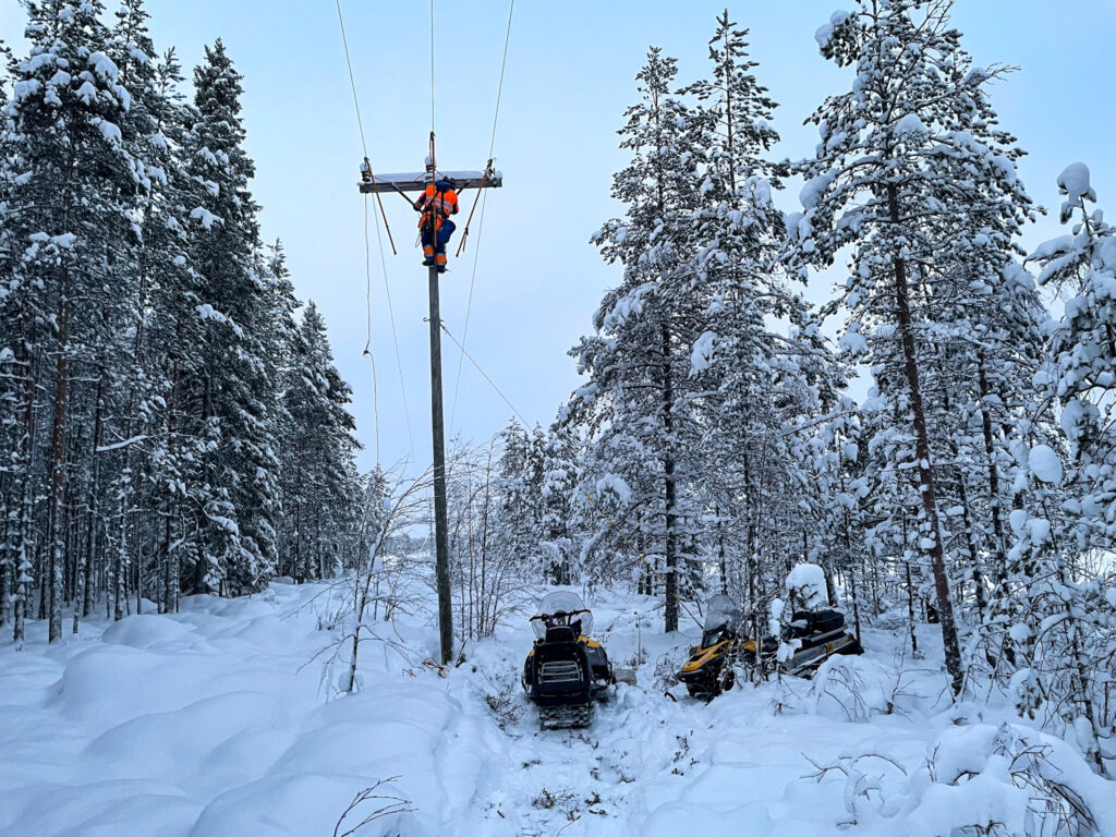 Verkostoasentaja sähköpylväässä